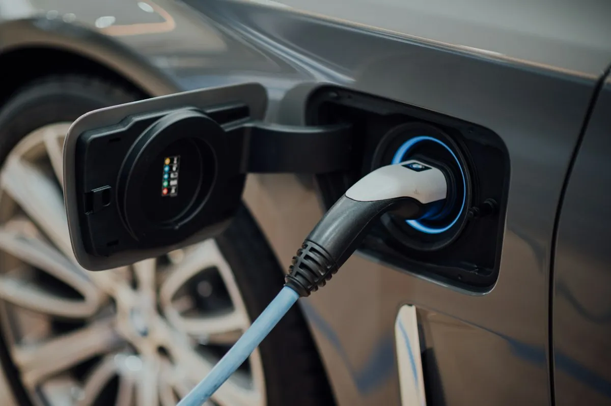 充電ケーブルをつないだ電気自動車（車載電池メーカーCATLの事業イメージ）