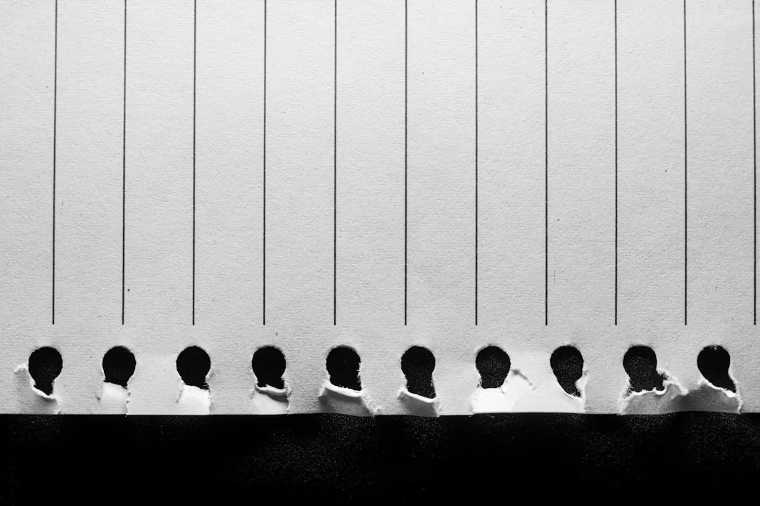 「新規性がない」という批判をめぐり多様な意見が交わされる様子のイメージ