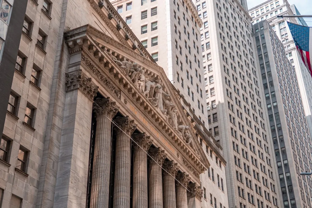 金融庁AIディスカッションペーパーと保険業界の規制・リスク管理のイメージ