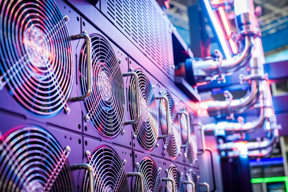 データセンター内のサーバーラックと冷却ファン。460MWは数十万基規模のGPUを支える電力量にあたる