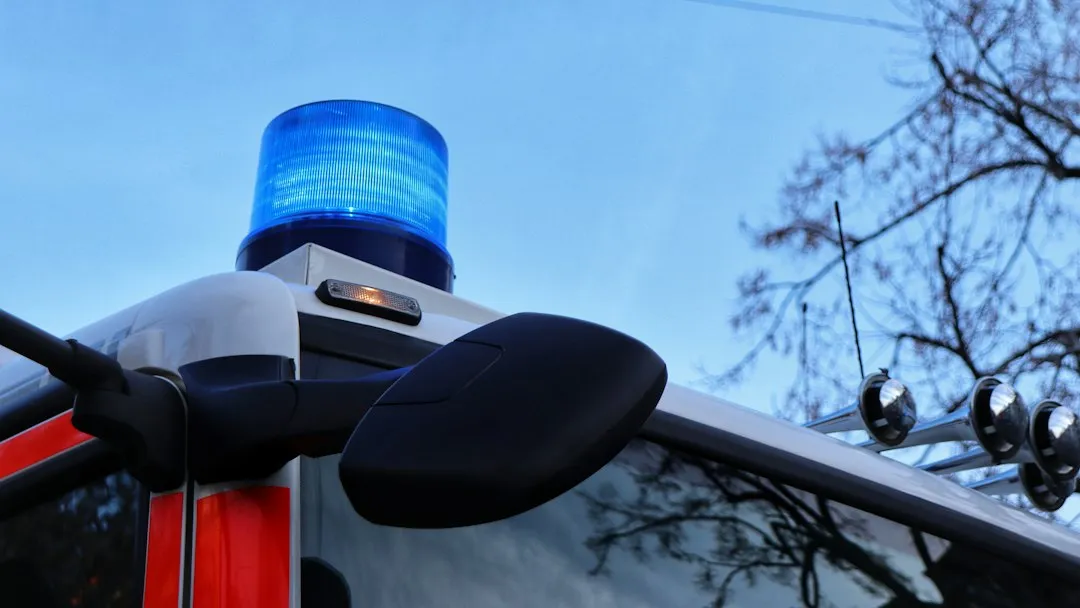 警察車両の青い警光灯のイメージ