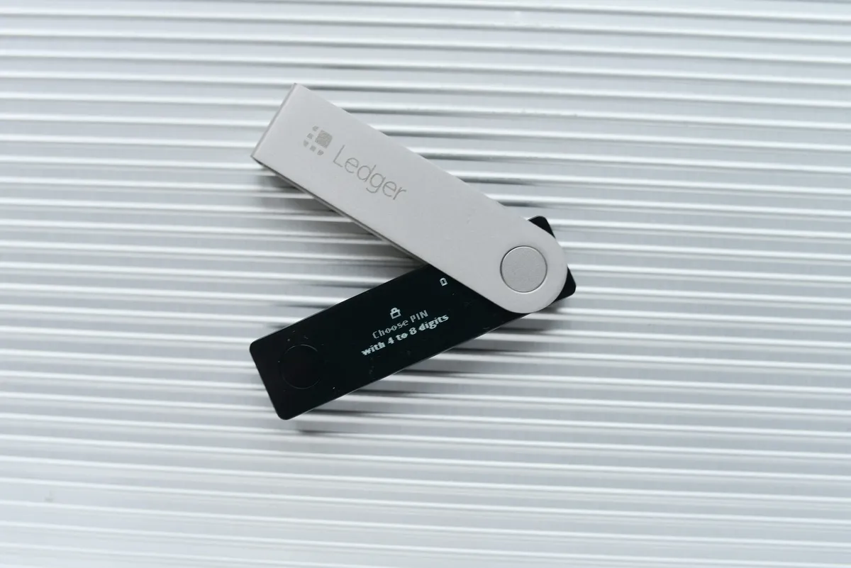 YubiKey等のFIDO2ハードウェアセキュリティキー（USBデバイス）