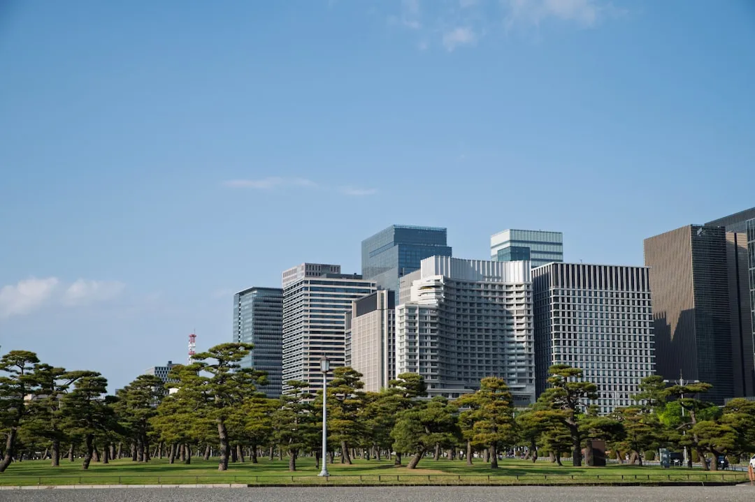 Meta事例から日本企業が学ぶべき5つの教訓・オフィスでの経営判断イメージ