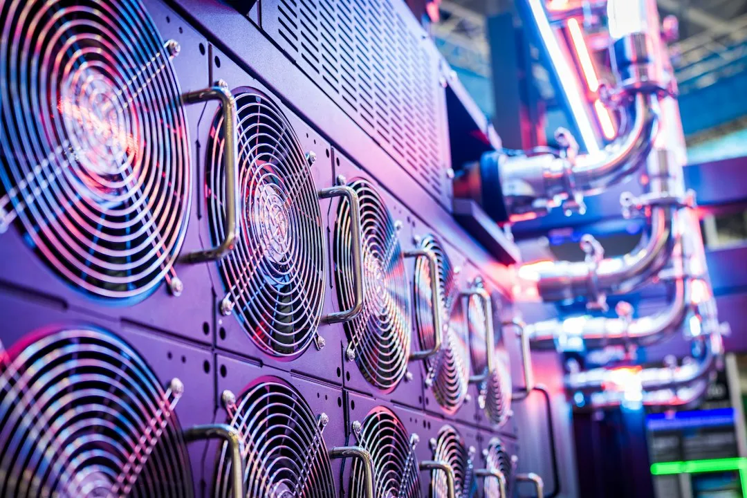 データセンターのサーバー冷却ファンのイメージ。8月はRL訓練中心、9月は学習・評価・推論まで停止範囲が広がった