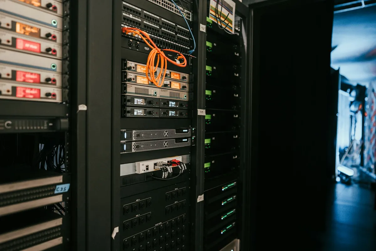 クラウド各社のエージェント基盤を支えるデータセンターのサーバーラック