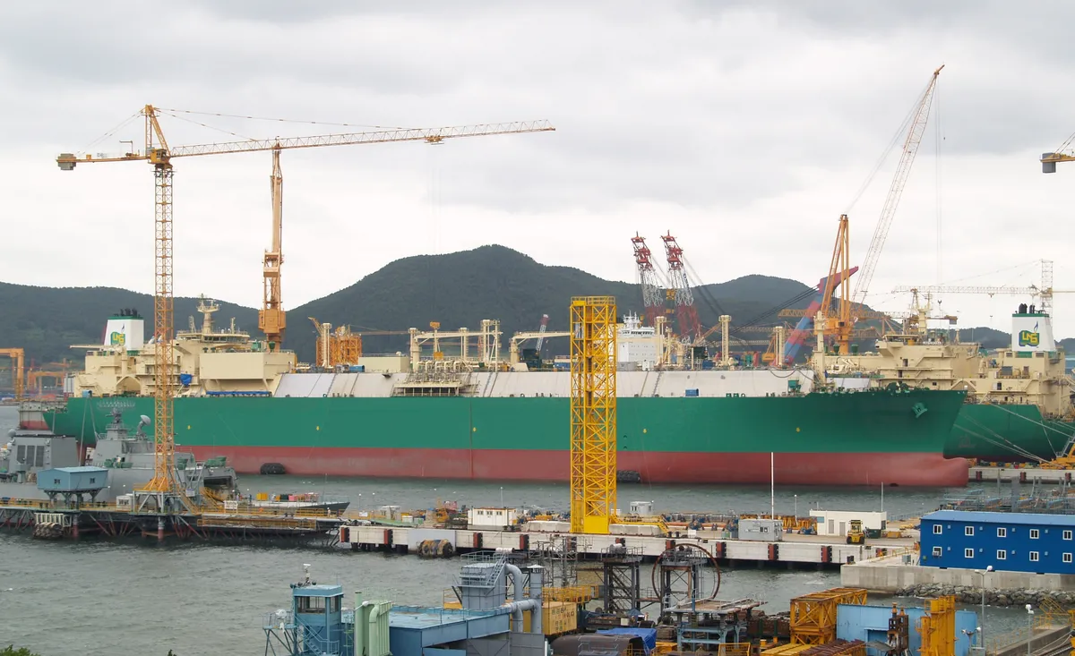 造船所で建造中の大型LNG運搬船