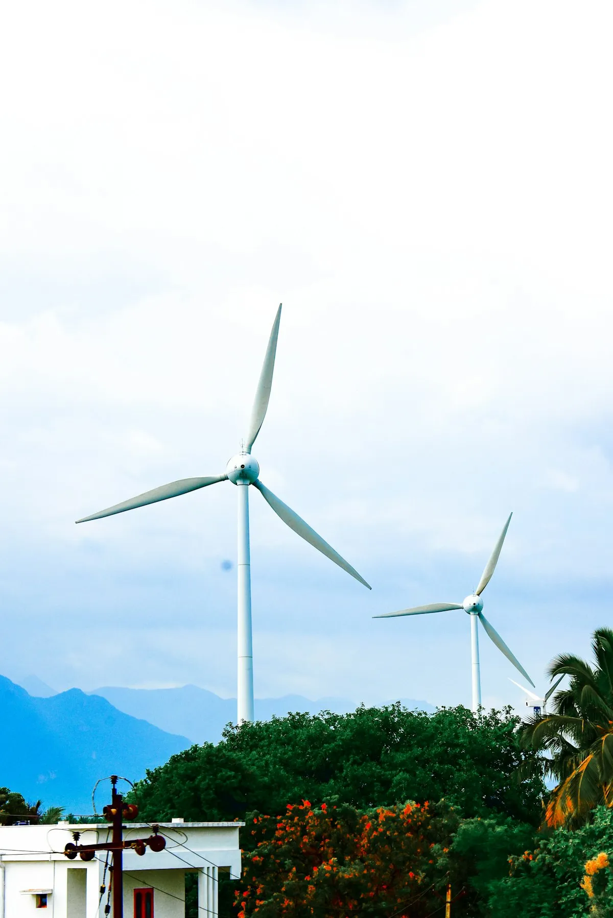 風力発電の風車が並ぶ風景。VPPや分散型電源のAI制御が進む