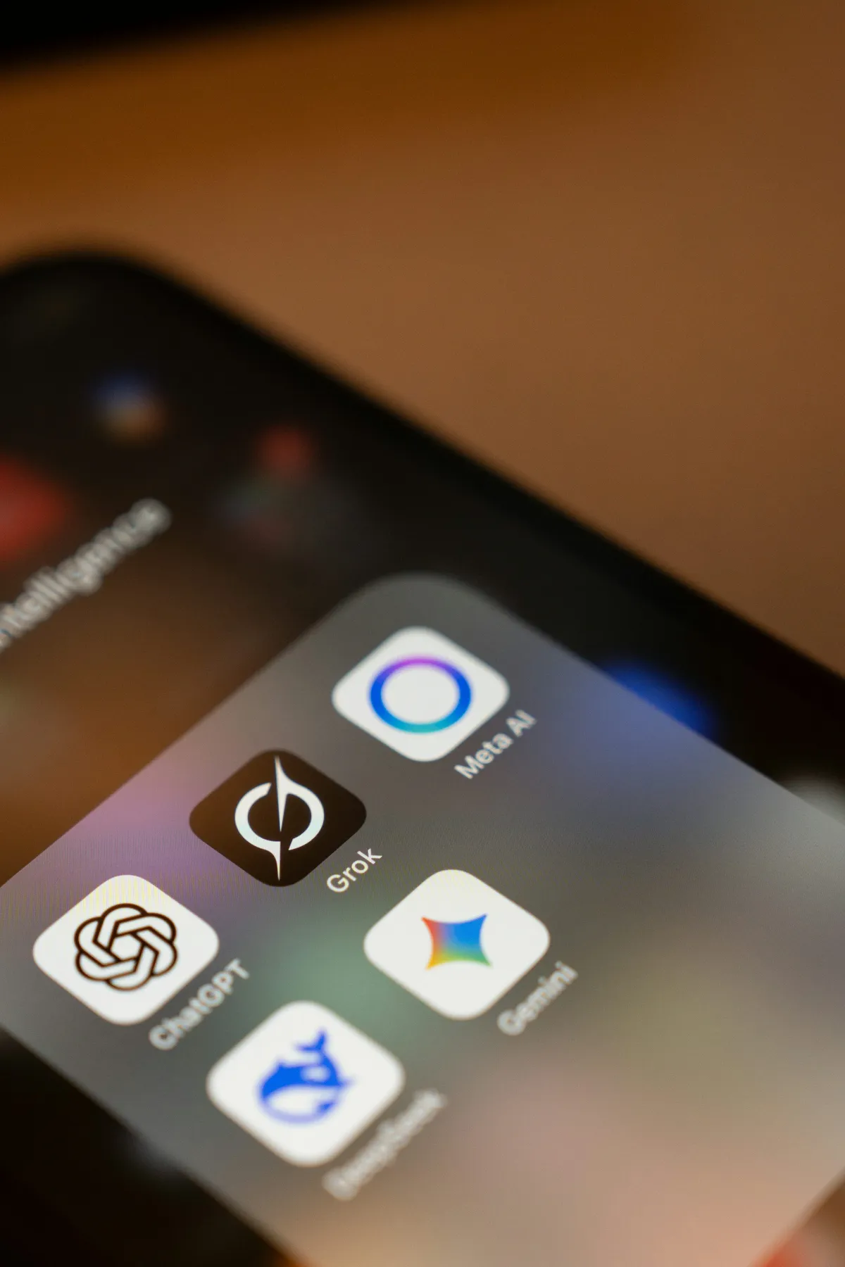 スマートフォン画面に表示されたGemini・ChatGPT・Grokなどの主要AIアプリ – Adobe FireflyのパートナーモデルとしてGeminiが統合