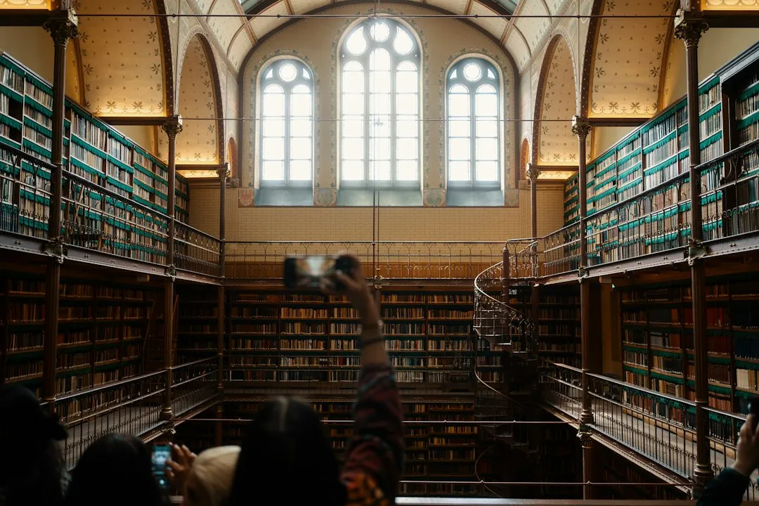書架が並ぶ大学図書館。研究機関としてAI利用ルールを整えるイメージ