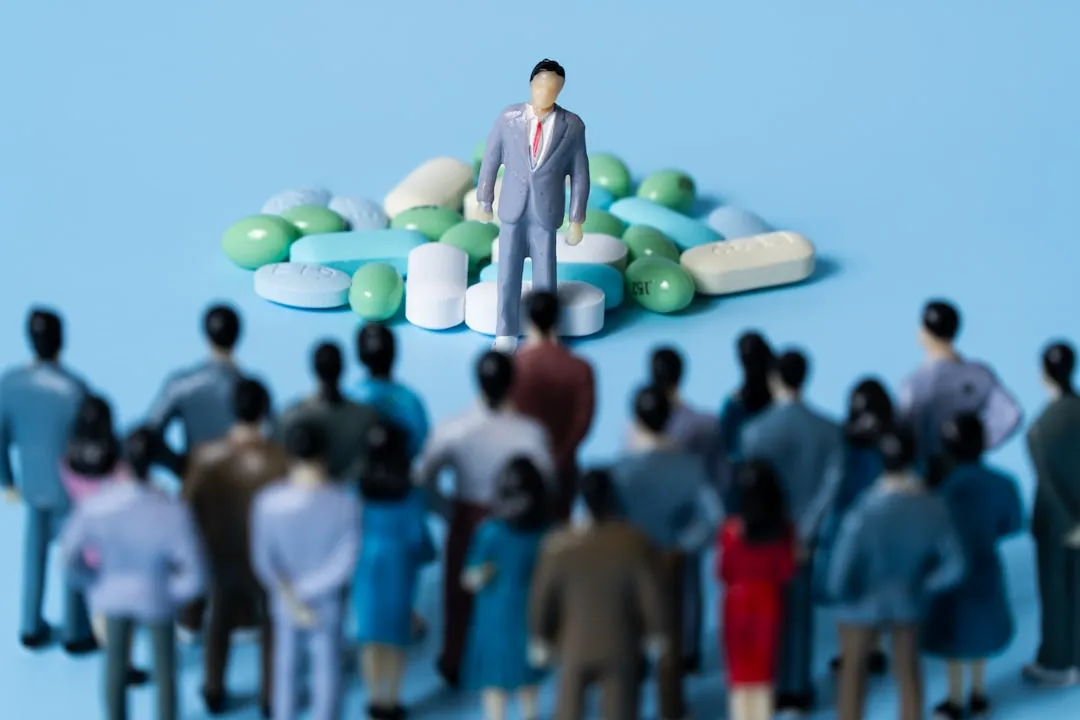 製薬業界のAI活用：ClaudeとChatGPTの比較検討イメージ
