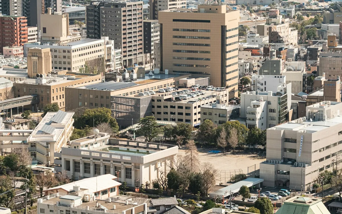 庁舎やオフィスビルが並ぶ地方都市の街並み