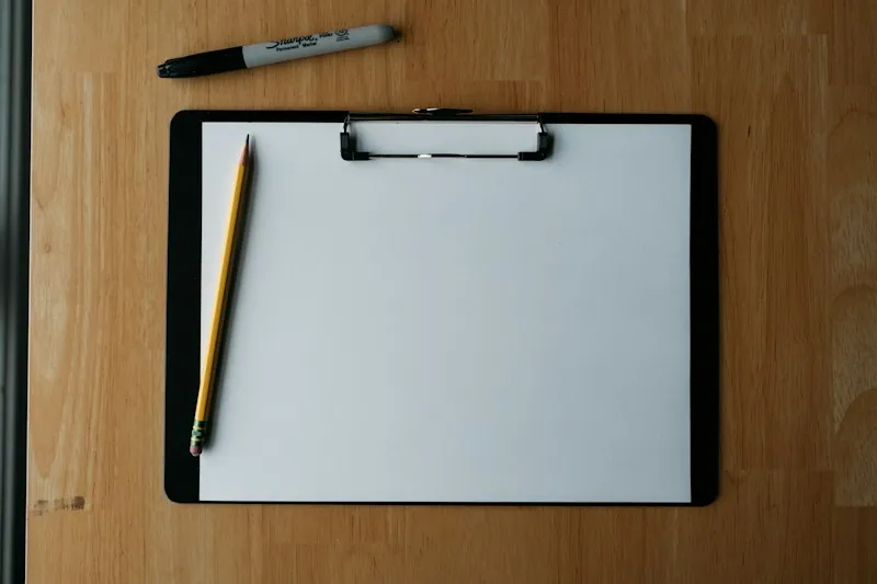 条件を書き出すためのクリップボードと鉛筆
