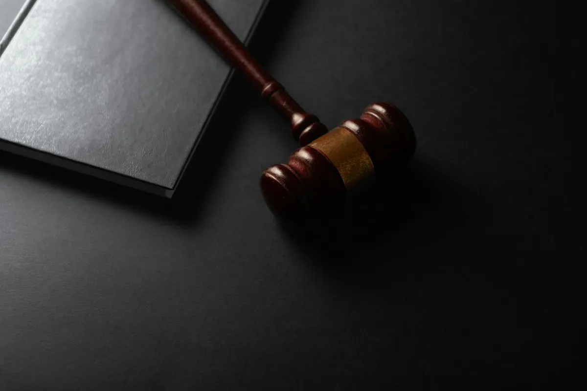 裁判所の木槌と法律書。フロリダ州によるOpenAIへの民事訴訟をイメージした画像