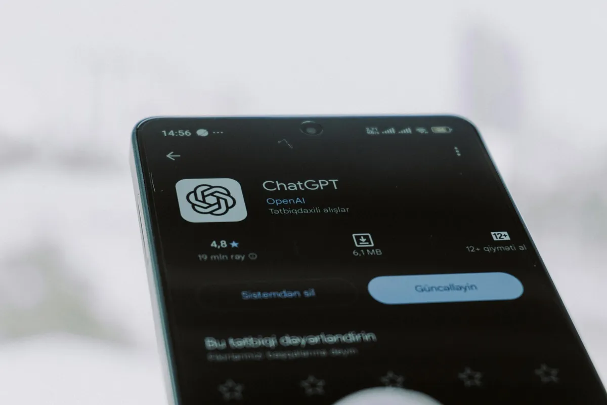 スマートフォンでChatGPTアプリの表示を確認するイメージ