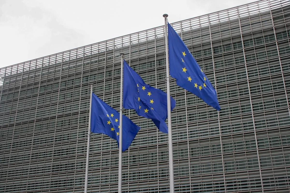 EU圏での提供状況を示すイメージ。欧州連合の旗