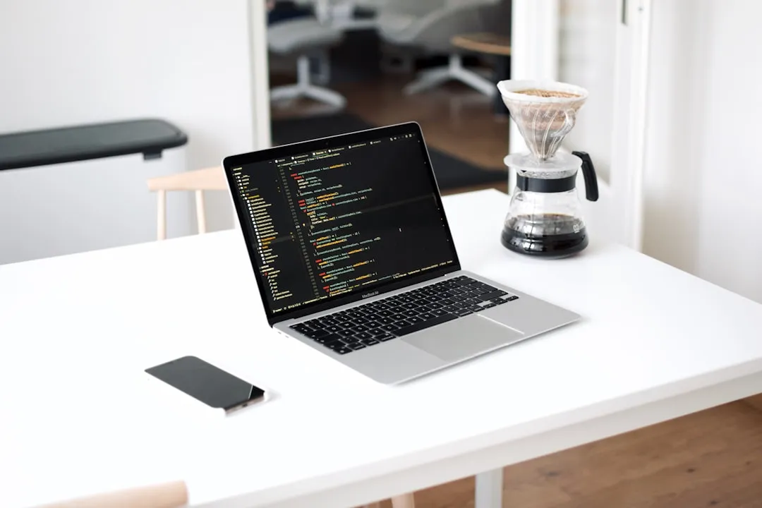 パソコンでのノーコードAIアプリ開発チュートリアルのイメージ。Dify Cloud版はアカウント登録後5分で利用開始できる
