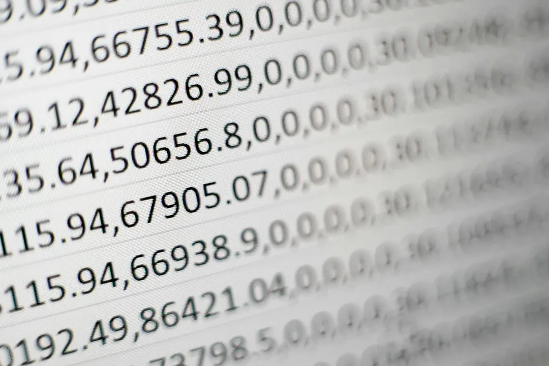 数字が並んだ印刷資料で計算結果を照合するイメージ