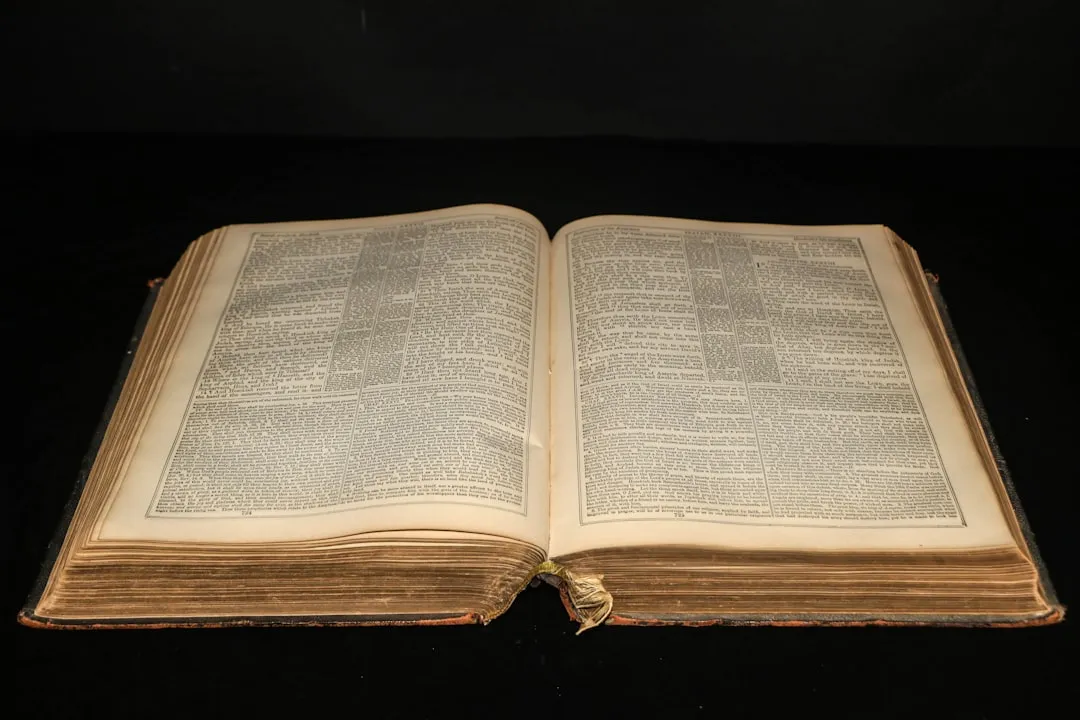 書籍暗号のイメージとなる開かれた古書