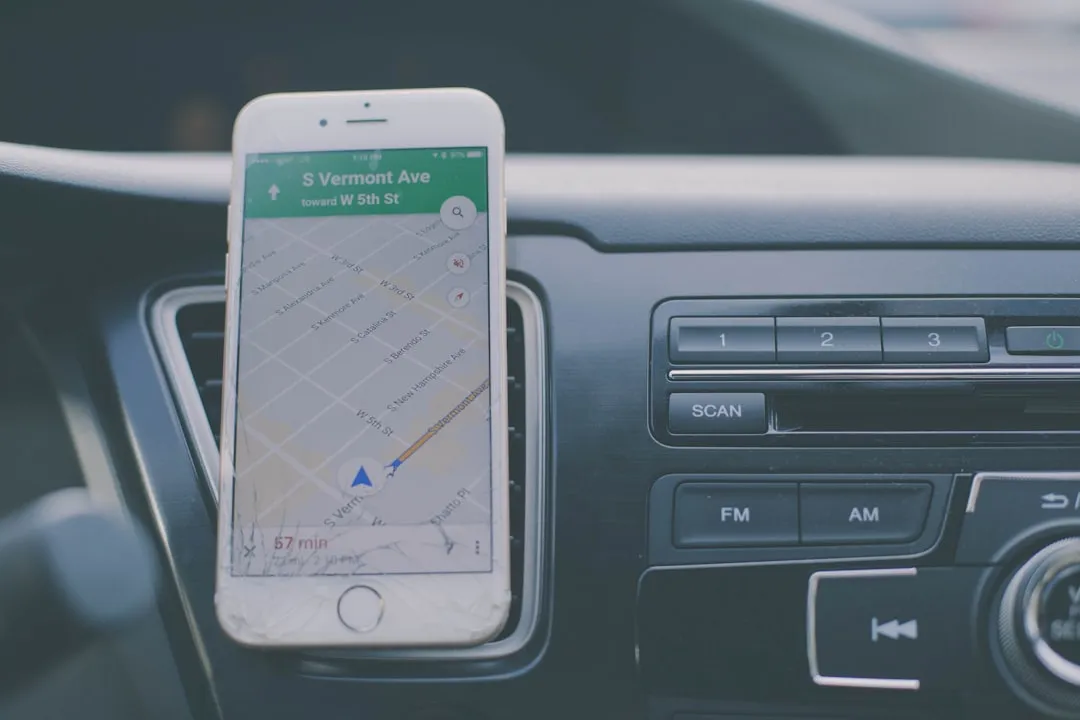 車内に設置されたスマートフォンによる配車受付のイメージ。AI音声配車は電話受付の内勤工数を削減する
