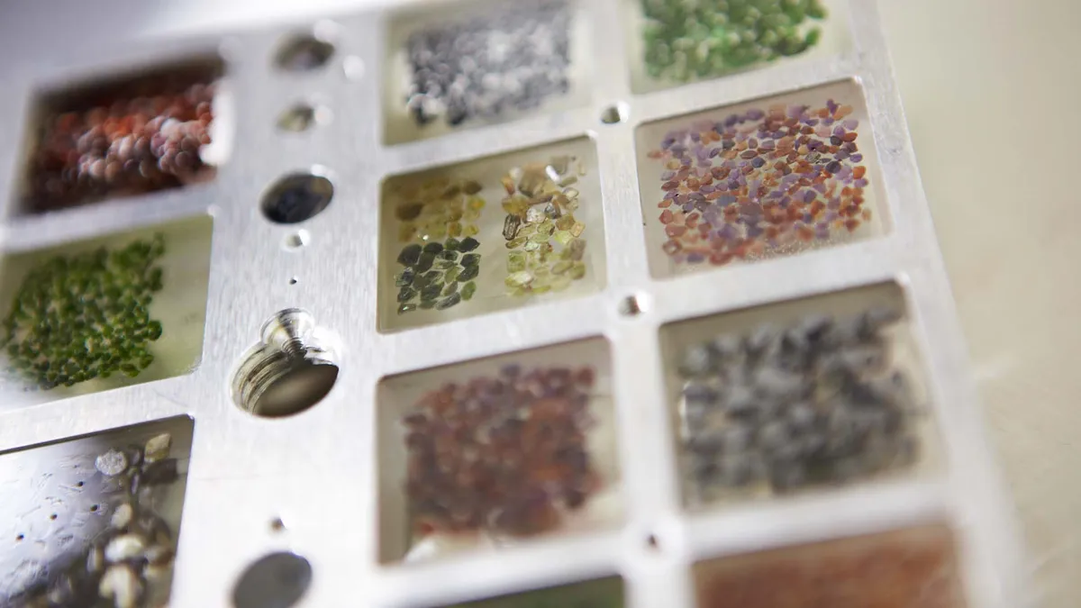 選鉱工程で分類される各種鉱物サンプルの様子