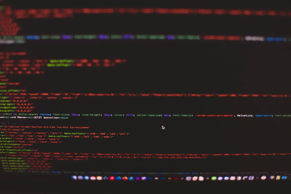 引き継ぎ調査で読み解く既存システムのソースコードが表示された画面