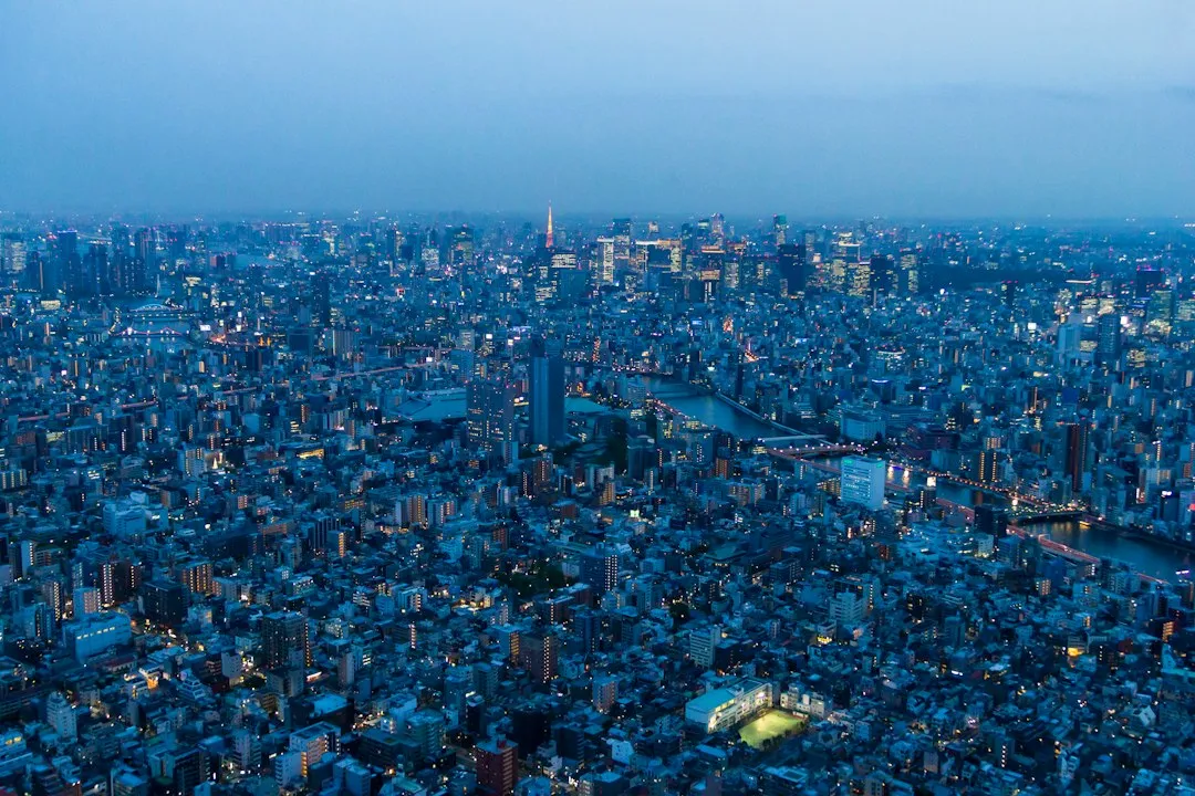 夕暮れの東京の街並みを上空から見た様子