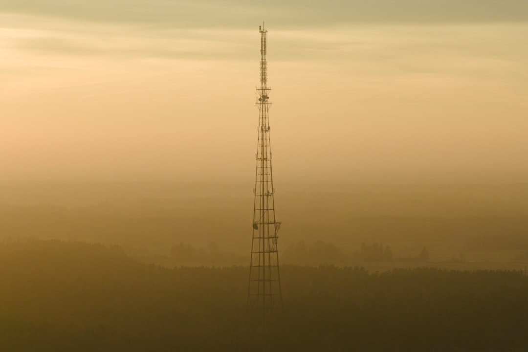 5G通信タワーとネットワークインフラのイメージ
