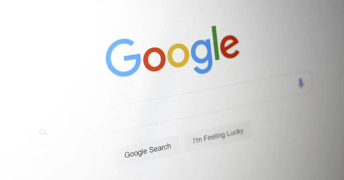 Google検索のトップページ。AI要約表示時のクリック行動の変化を示す調査イメージ