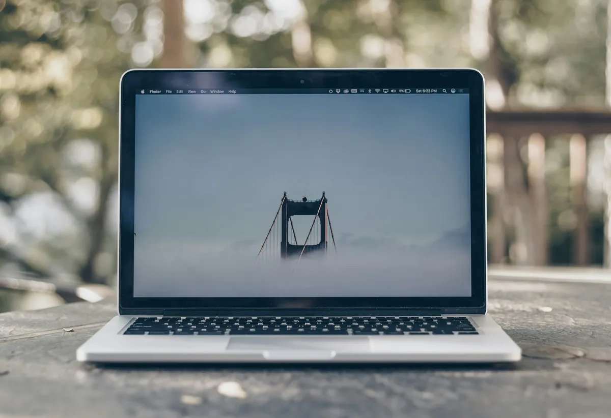 ノートPCを使ったデジタルフォト編集の環境 – Adobe FireflyとPhotoshopの統合ワークフロー