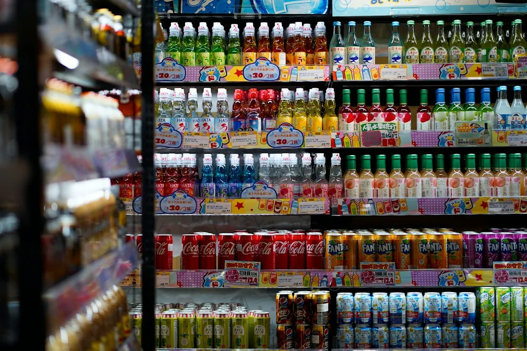 価格札が並ぶコンビニの飲料棚
