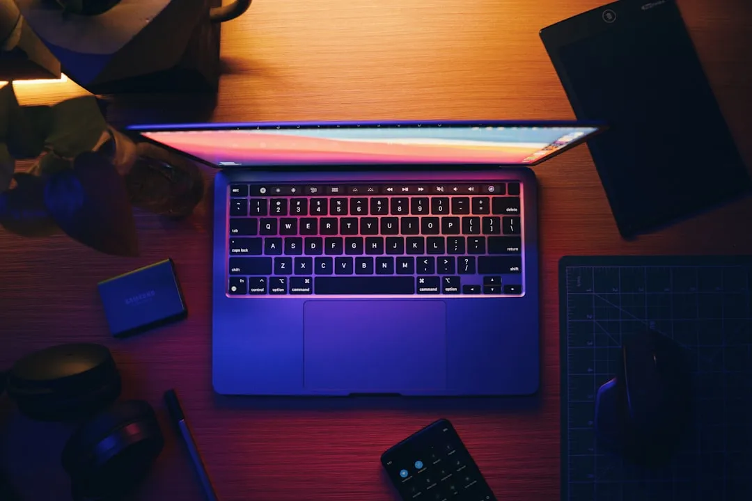 ノートPCを使ってセキュリティ対策のチェックリストを確認する様子