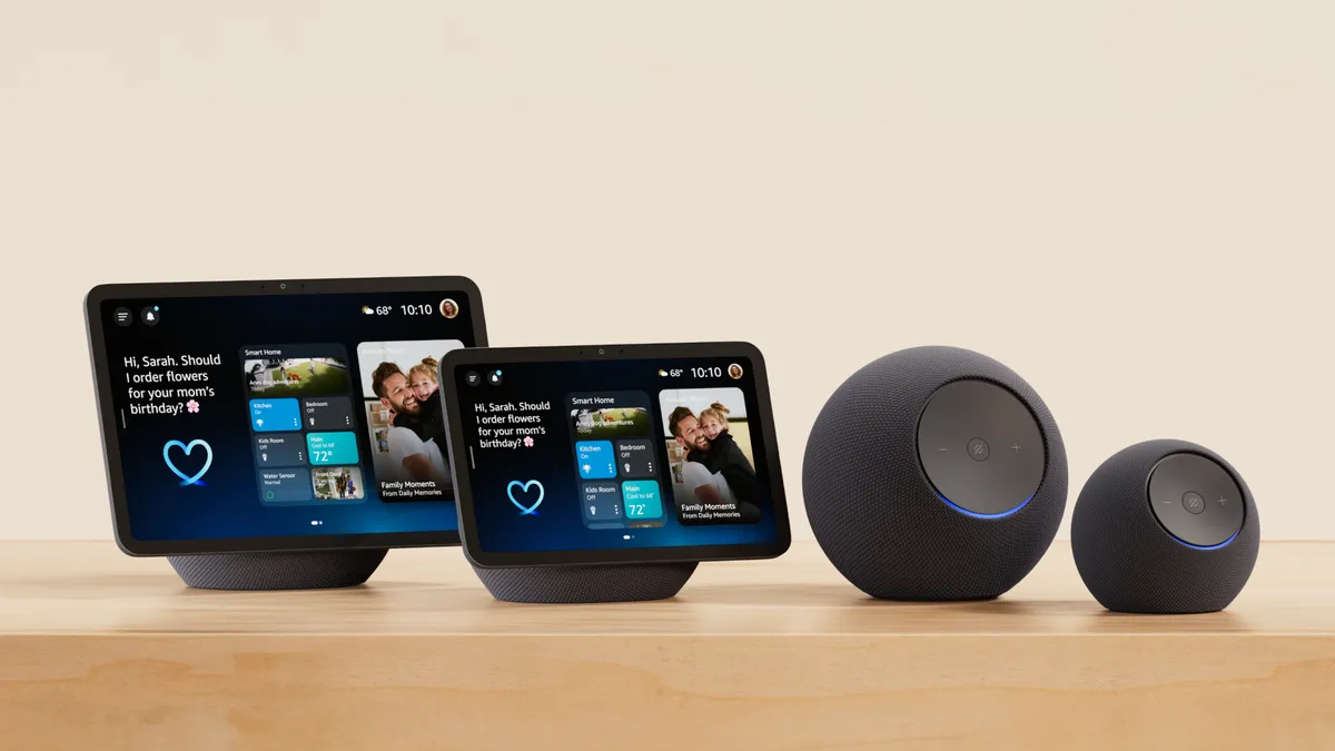 Alexa+の新しい画面を表示したEcho Showと球体型Echoスピーカーの製品画像