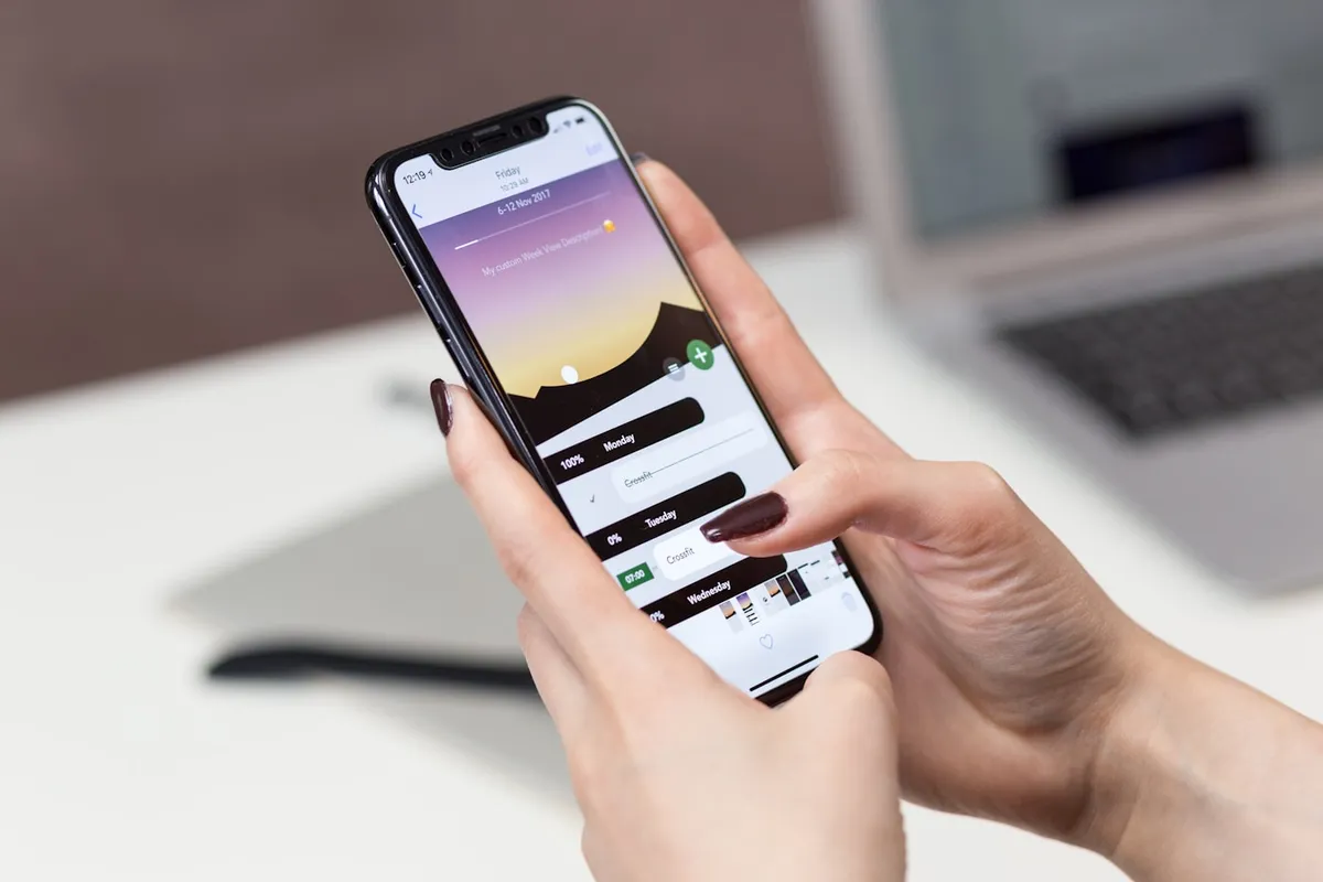 スマートフォンでアプリを操作する手元。無料版の利用範囲を確認するイメージ