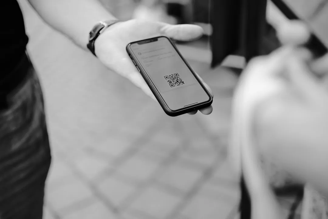 スマホのQRコードでキャッシュレス決済をする様子