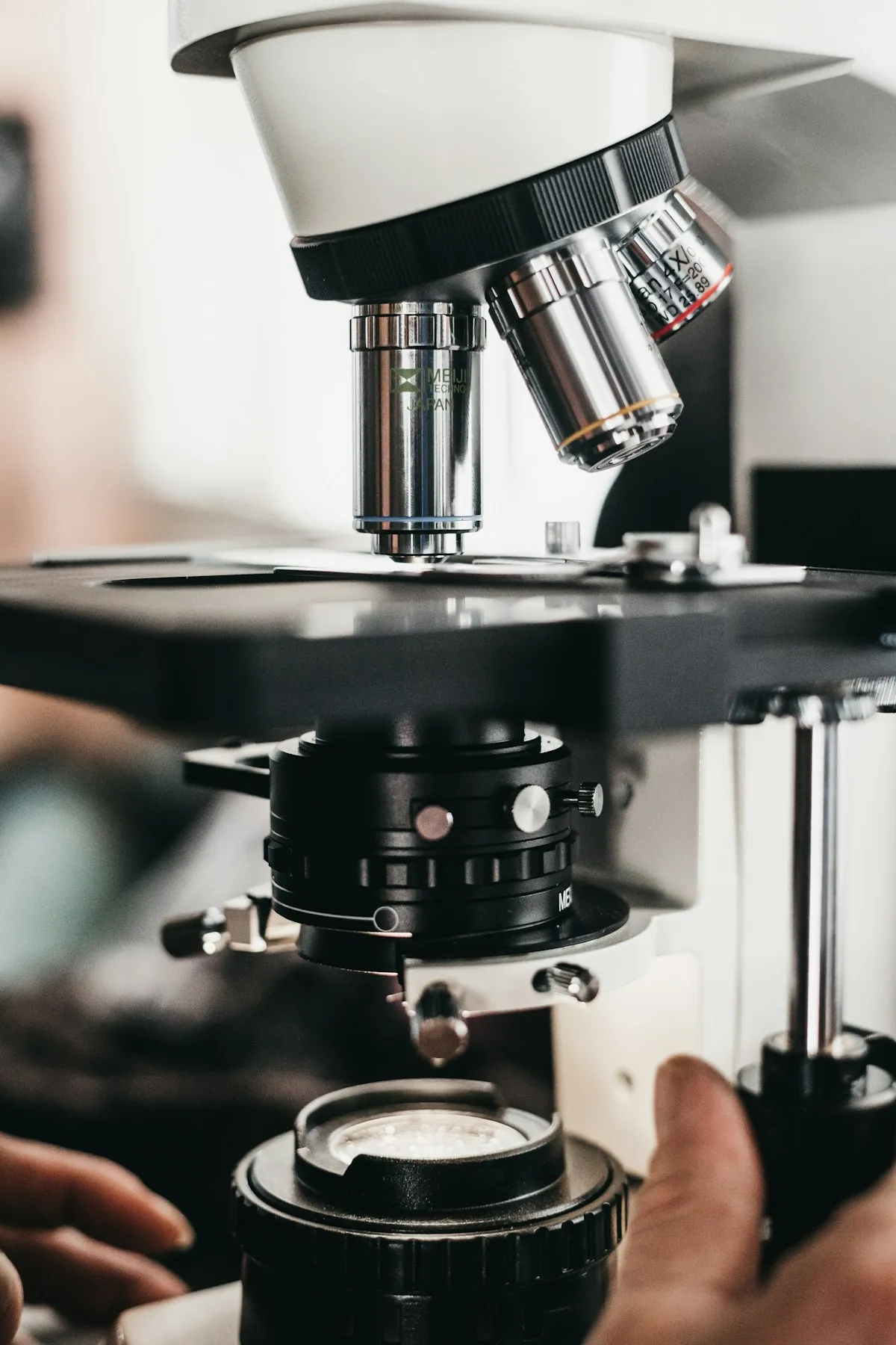 化学研究ラボのイメージ。MIプラットフォームは研究開発のインフラとして普及しつつある