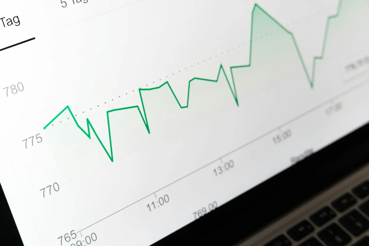 ノートパソコンに表示された株価・売上チャートのイメージ