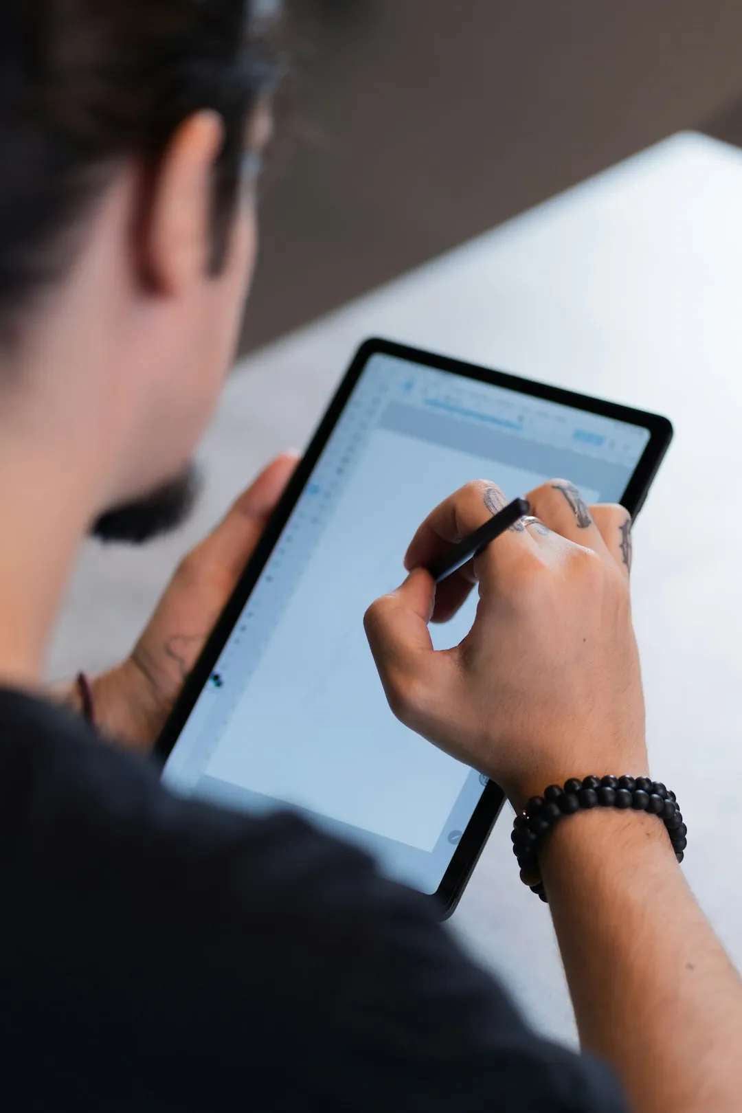 タブレットで電子署名する様子:不動産契約の電子化・AI自動化のイメージ