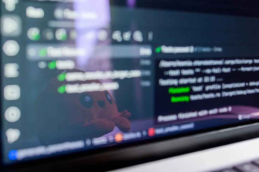監視ダッシュボードでアラートを確認するイメージ。30分以内に誤検知と確定できなければ停止する運用