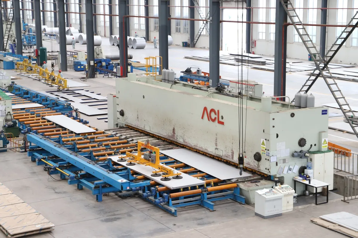 製造業の工場における自動化設備。AI導入で生産効率を改善するイメージ