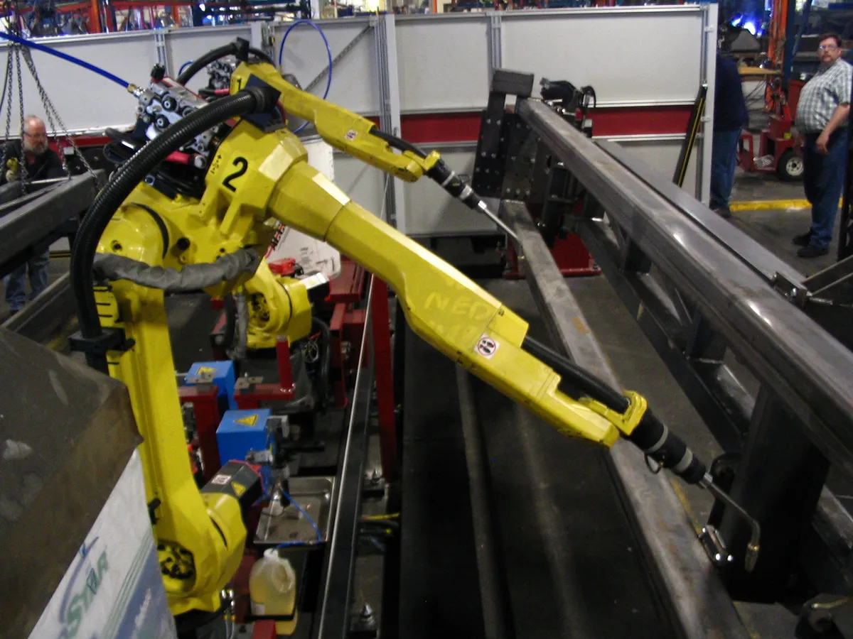 複数の6軸溶接ロボットが並ぶ生産ライン
