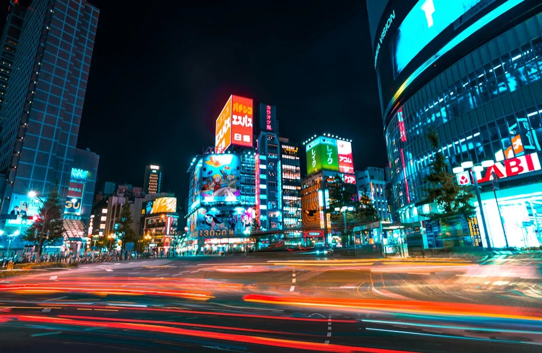 東京（新宿）の夜景とネオン。AnthropicとNECが日本市場に本格展開