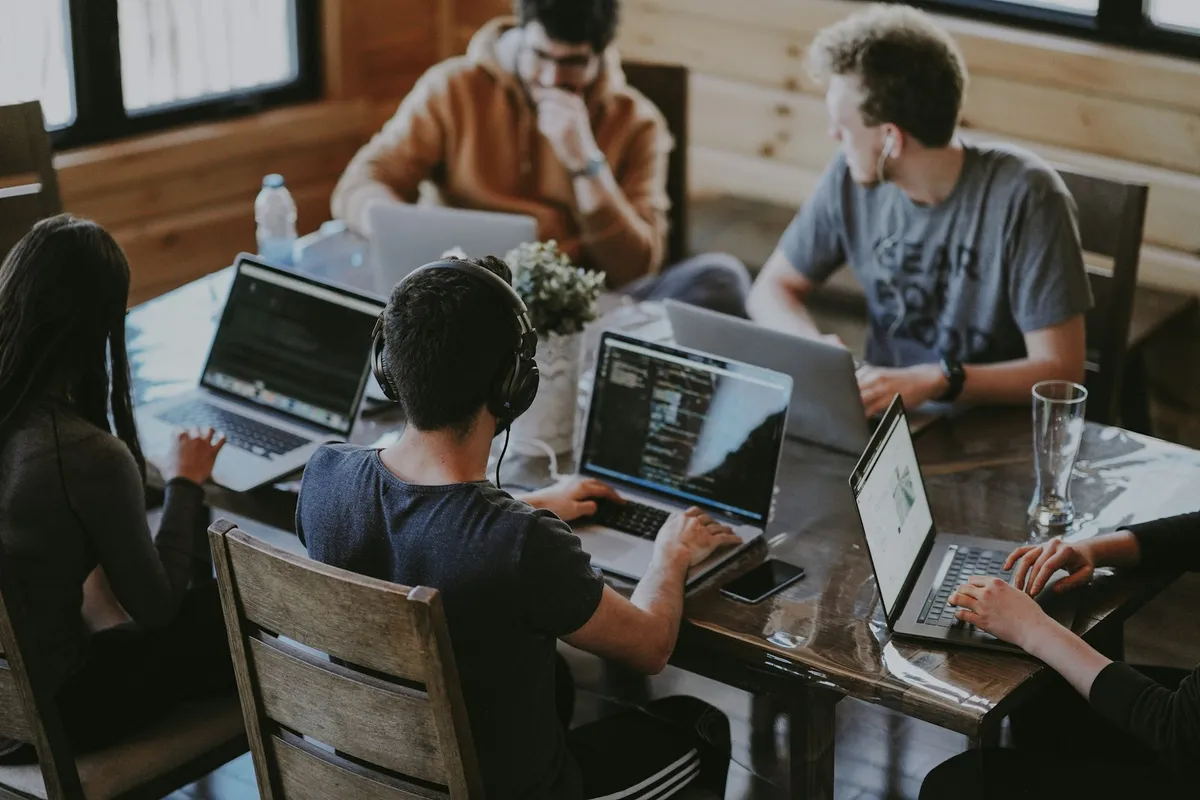 デスクで議論するチーム。OpenAIはChatGPT・Codex・Atlasのデスクトップ統合を進めた