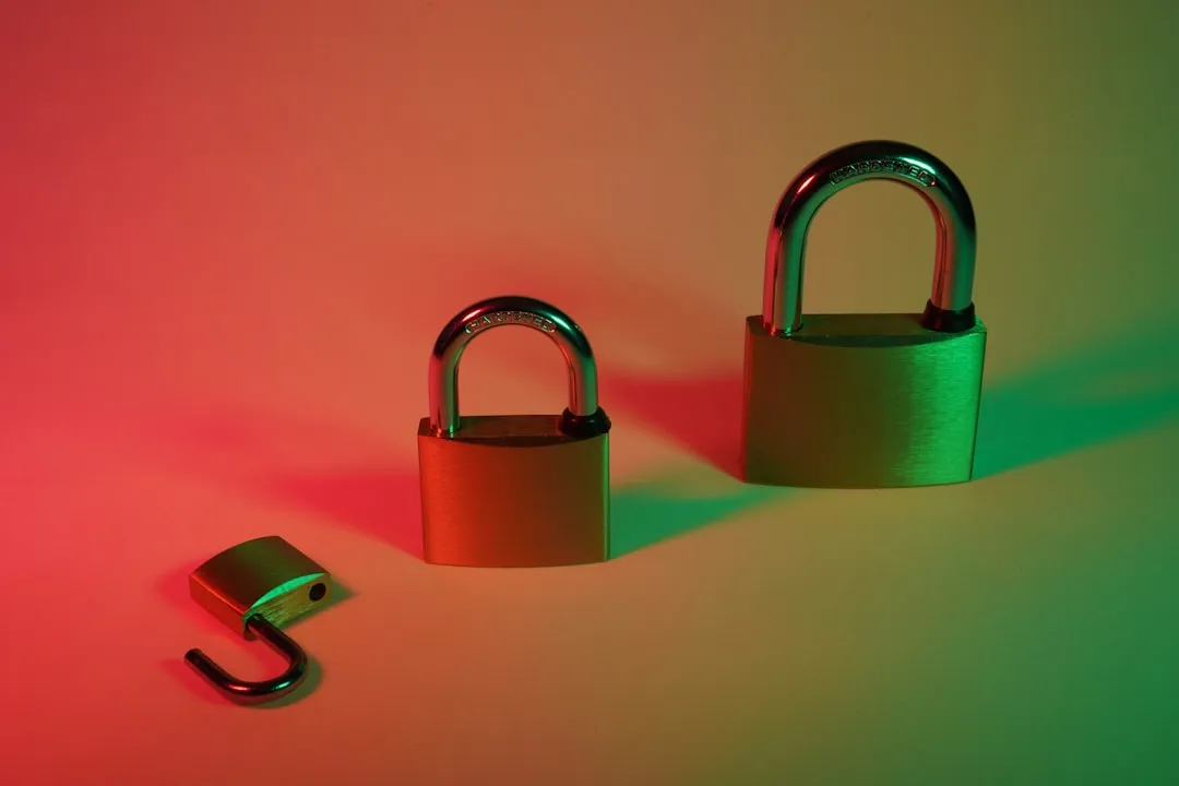 2FA認証バイパスを示すセキュリティ錠：開錠された鍵が認証フローの脆弱性を象徴