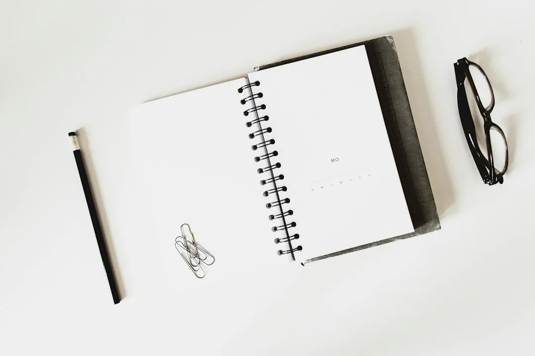 外れた回答を原因ごとに書き出して分類するためのノートとペン