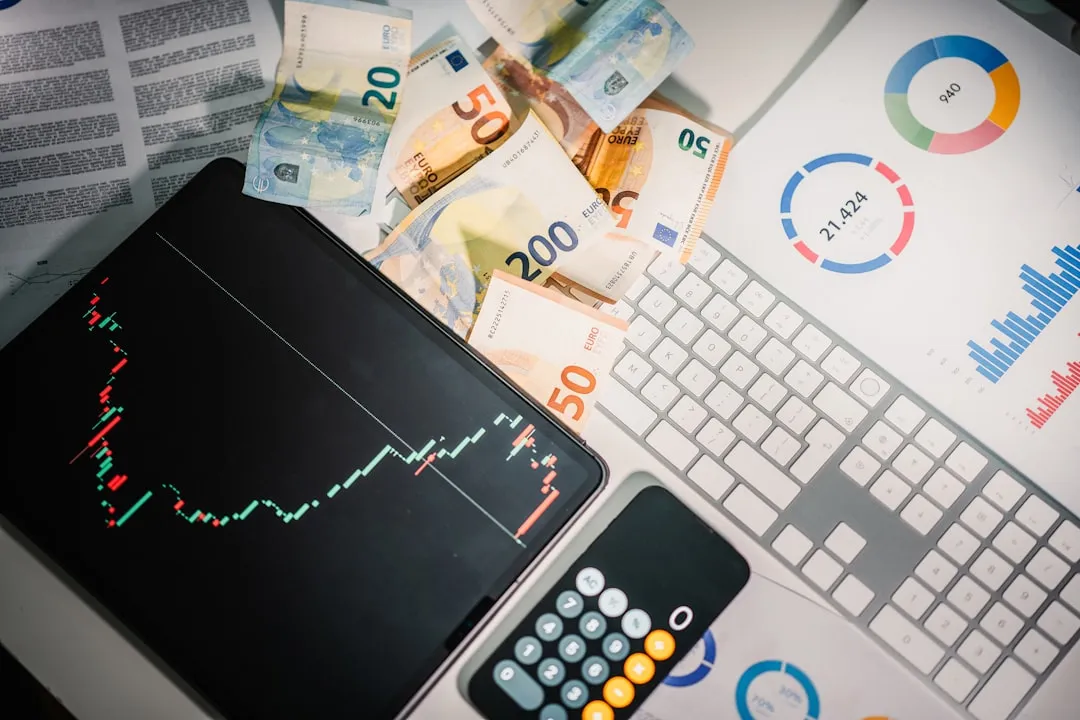 取引データと金融チャートをリアルタイム監視し不正を検知するAIのイメージ