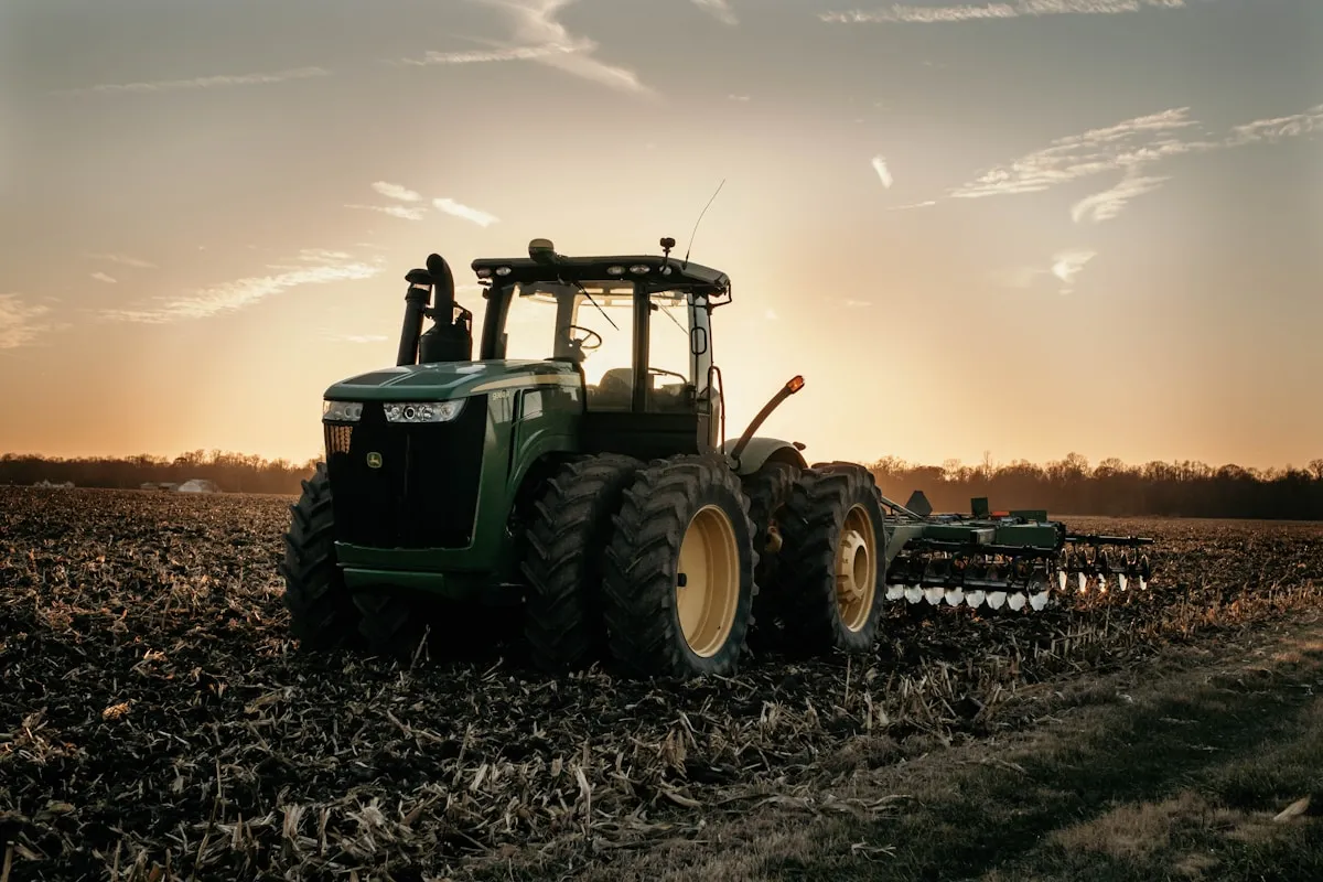 GPS搭載の自動運転トラクターが広大な農地を走行する様子