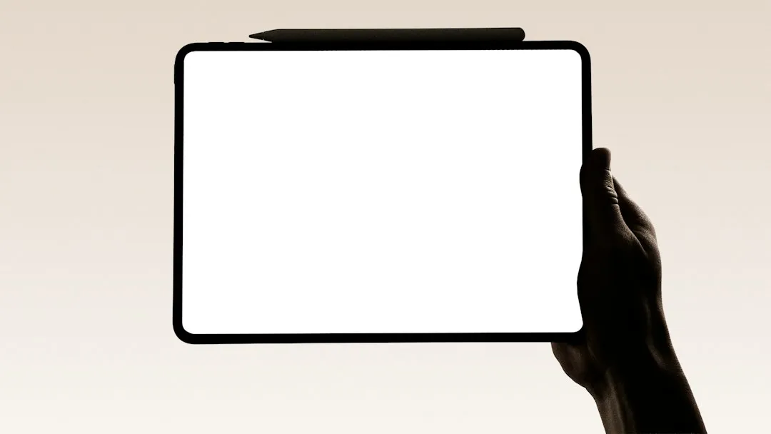タブレットを手に持ってデザインを確認するイメージ