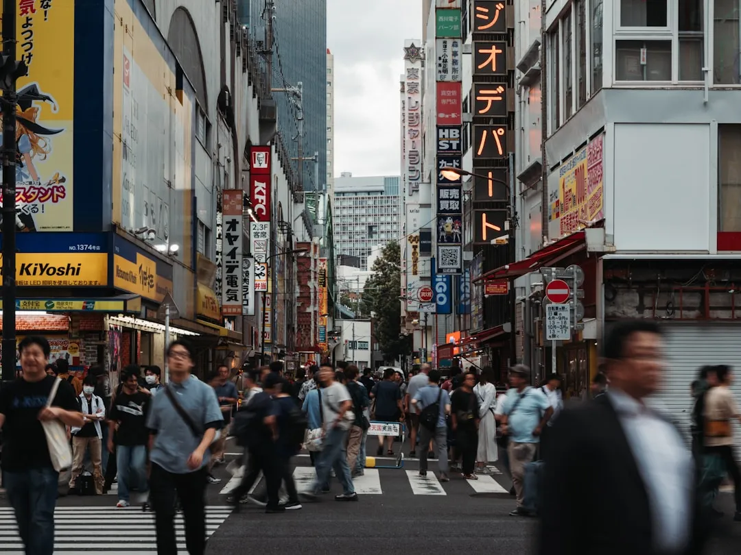 日本のビジネス街の風景。推論コスト低下が日本企業のAI活用に与える影響