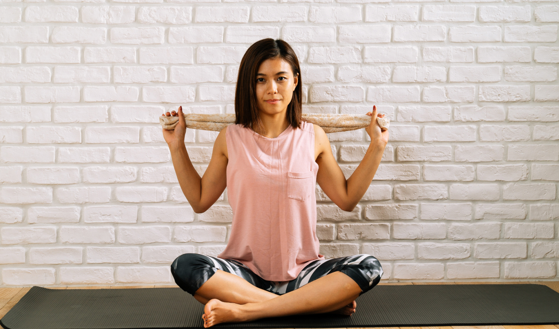 タオルラットプルダウンの正しいやり方 自宅で背中をスッキリさせる トレーニングのコツや効果をプロが徹底解説 With Fitness Magazine