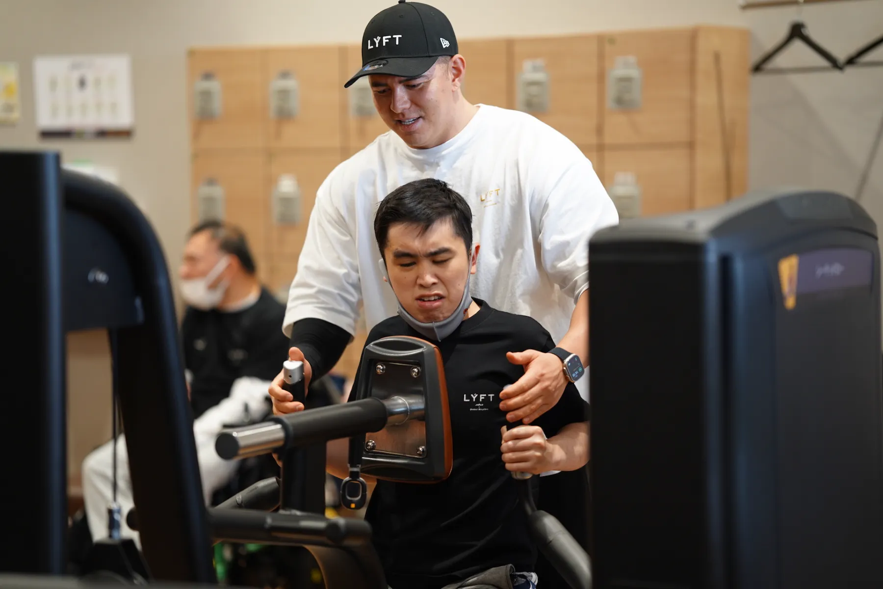 障害福祉サービス利用者とジムでトレーニング